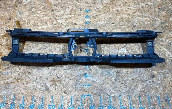 Volkswagen Polo VI Front grill 2G0805705E S2511B154-M