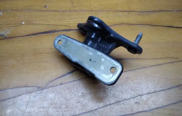 Mercedes-Benz E A207 Front door lower hinge 