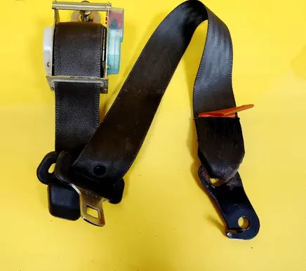 Subaru Impreza I Front seatbelt 0426036