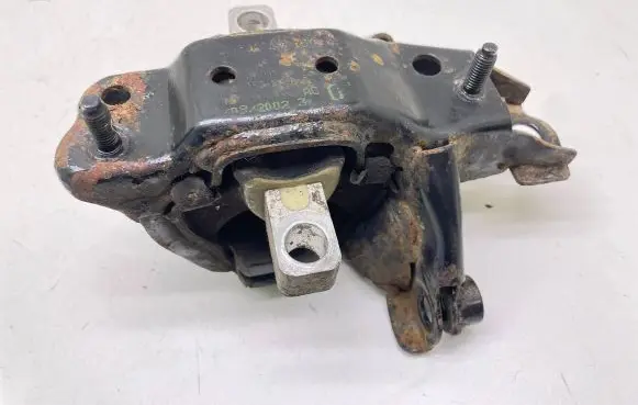 Volkswagen Polo IV 9N3 Engine mount bracket 6Q0199555