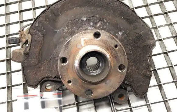Suzuki Swift I Front wheel hub spindle knuckle 