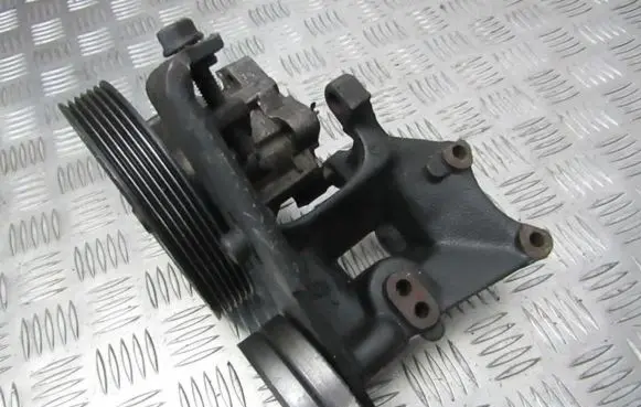 Peugeot 406 Engine mounting bracket