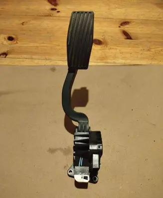 Opel Corsa D Accelerator throttle pedal 13305804 B720