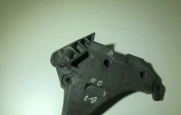 Volkswagen PASSAT B7 Engine mounting bracket 03L199207