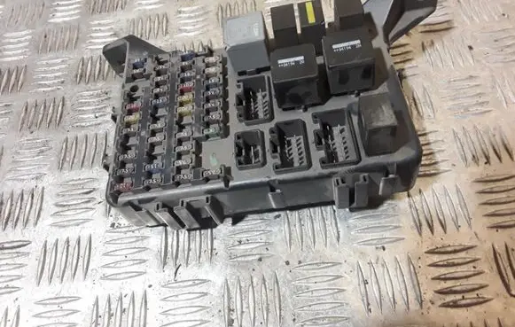 Ford Mondeo Mk III Fuse module 4S7T14A073AA