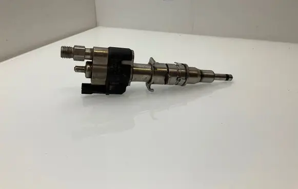 BMW 5 GT F07 Fuel injector 7585261 10181010 758526111