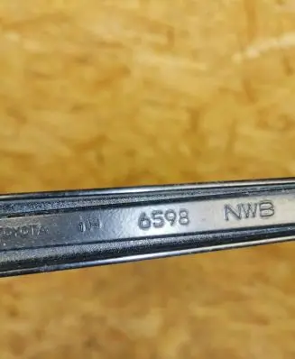 Toyota Avensis T250 Front wiper blade arm 6598 223w