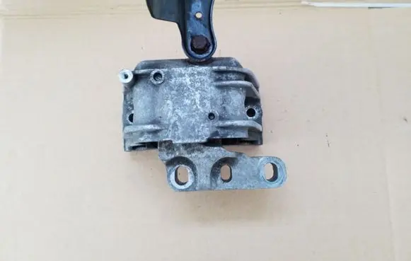 Volkswagen PASSAT B6 Engine mount bracket K0199252