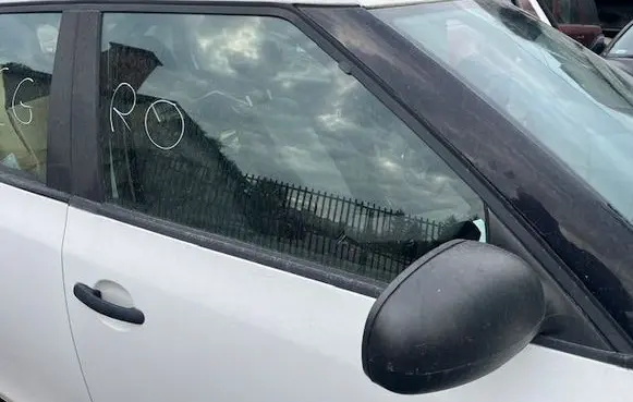 Skoda Fabia Mk2 (5J) Front door window glass four-door 