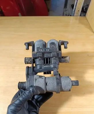 BMW 5 E39 Coolant heater control valve 8374994 1147412135