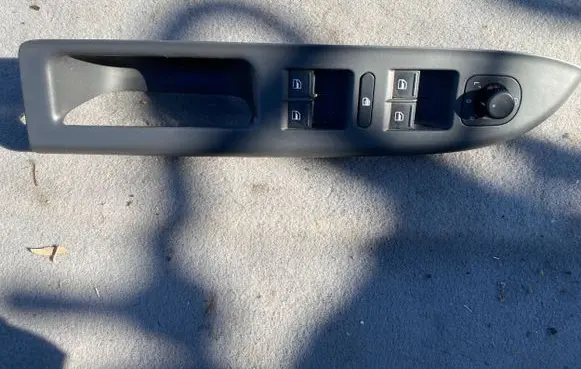 Volkswagen Golf V Electric window control switch 5M1867371C