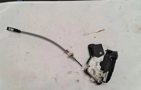 Volkswagen PASSAT B8 Front door lock motor 5E1837015