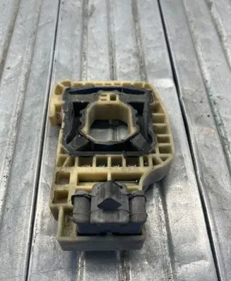 BMW 5 G30 G31 G38 Radiator mount bracket 8476007