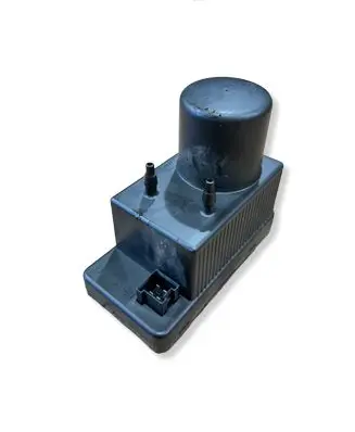 Mercedes-Benz E W211 Central locking vacuum pump 2038000048 0132006365