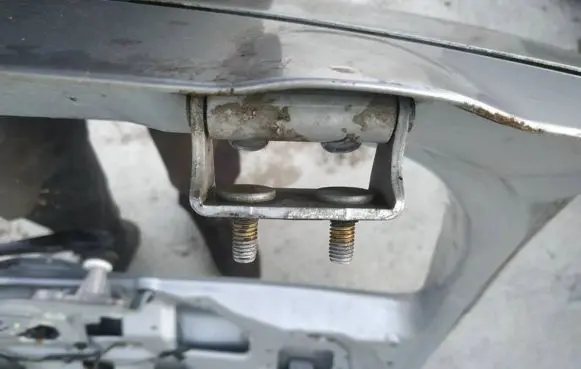 Mitsubishi Grandis Tailgate/trunk/boot hinge