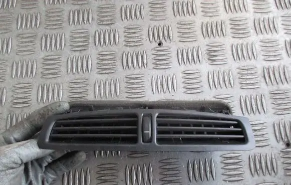 Ford Focus Dash center air vent grill