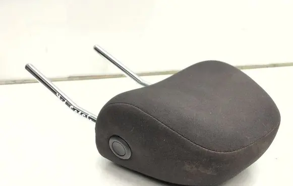 Volkswagen Golf VII Front seat headrest 