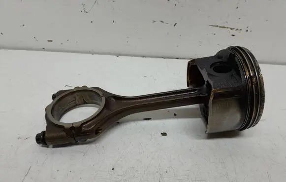 Mitsubishi Outlander Piston with connecting rod 