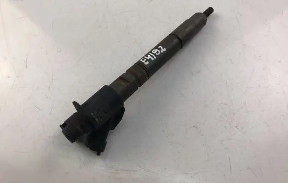 Volvo V70 Fuel injector 31303238