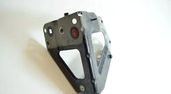 Audi A6 S6 C6 4F Fender mounting bracket 4F0821135