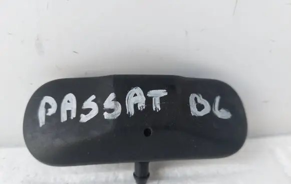Volkswagen PASSAT B6 Windshield washer spray nozzle 5M0955985