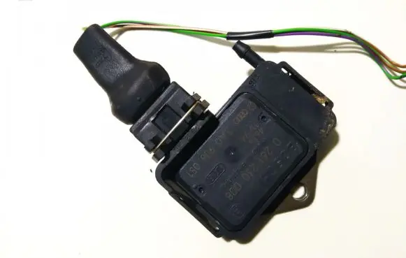 Volkswagen PASSAT B4 Air pressure sensor 0261230008 3a0906051