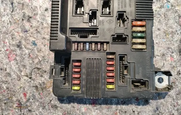 Renault Scenic II - Grand scenic II Fuse module 8200306032A S118399200D 04125820