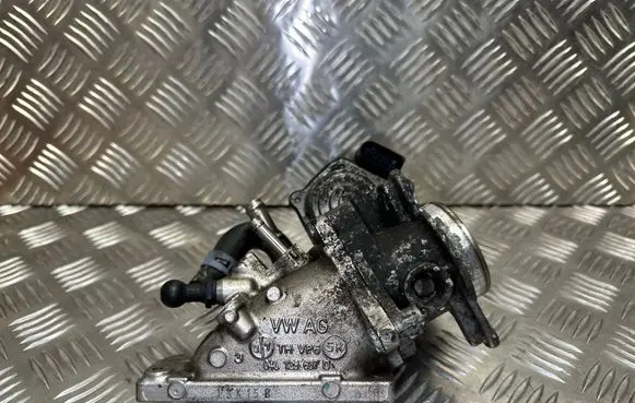Volkswagen Golf VII EGR valve 04L128637D