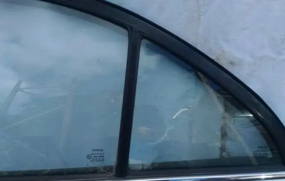 Rear vent window glass