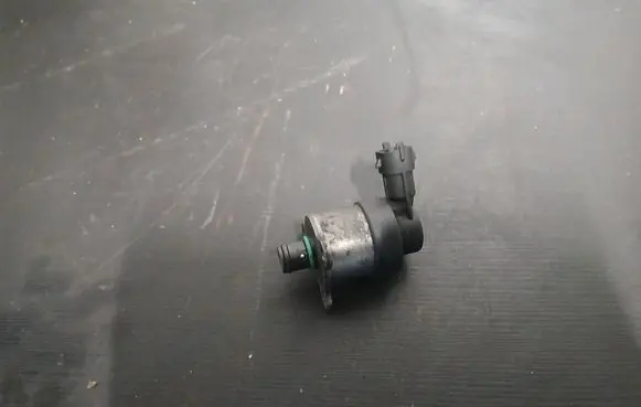 Volvo S80 Fuel pressure regulator 0928400