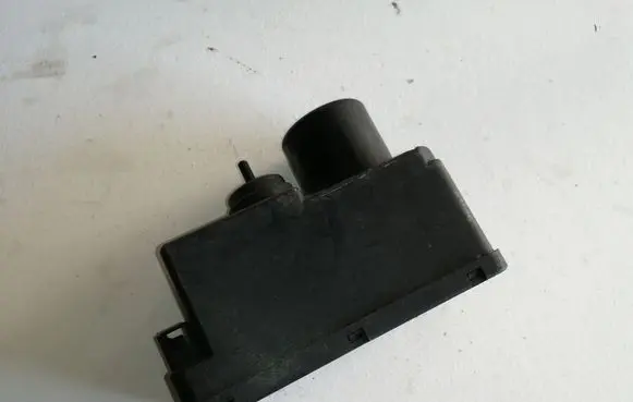 Volkswagen PASSAT B3 Central locking vacuum pump 357862257