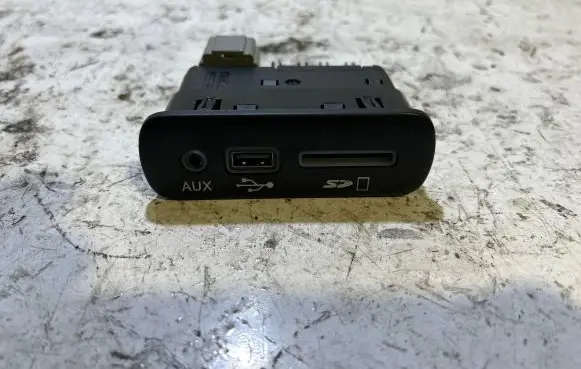 Dodge Challenger USB socket connector 68206384AC 33169193 AE061115