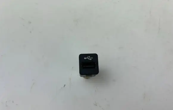 BMW X5 E70 USB socket connector 9167196