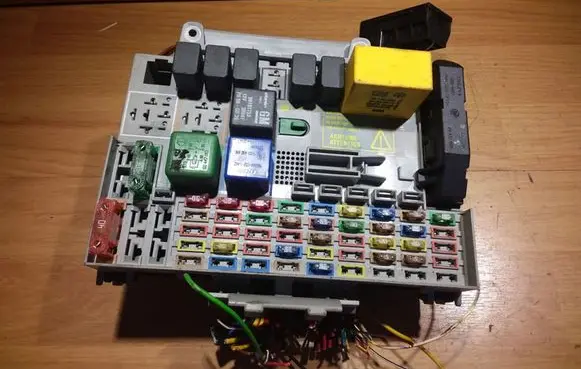 Opel Zafira A Fuse module 24431677