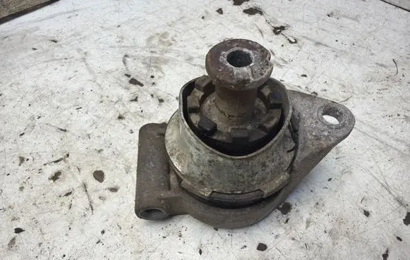 Opel Zafira A Engine mount bracket