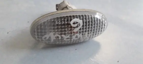 Front fender indicator light