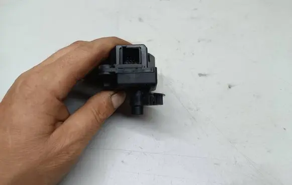 Peugeot 5008 Air flap motor/actuator P1975001U EAD516 091009