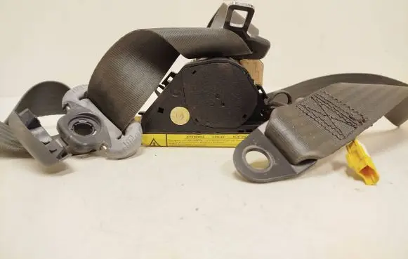 Volkswagen Multivan T4 Front seatbelt 33015089