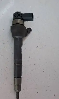 Volkswagen Tiguan Fuel injector 0445110369 03L130277J