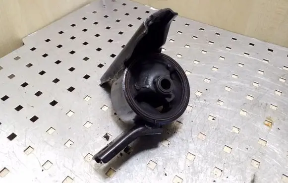 Peugeot 4007 Engine mount bracket