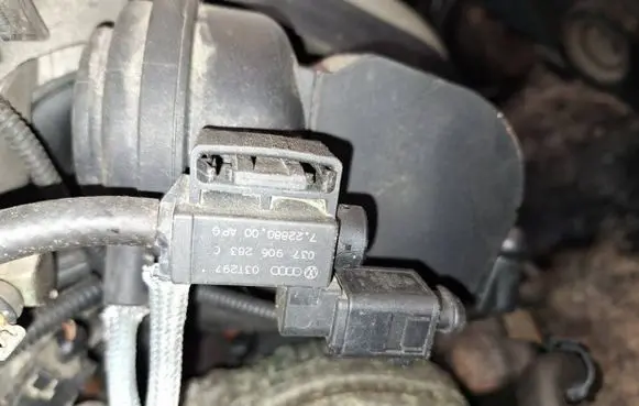 Volkswagen Touran I Turbo solenoid valve 037906283