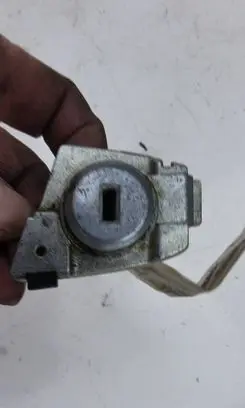 KIA Sportage Front door lock (next to the handle) 4A9LH2