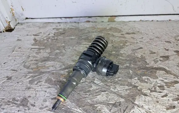 Volkswagen PASSAT B5.5 Fuel injector 038130073AJ 0414720037