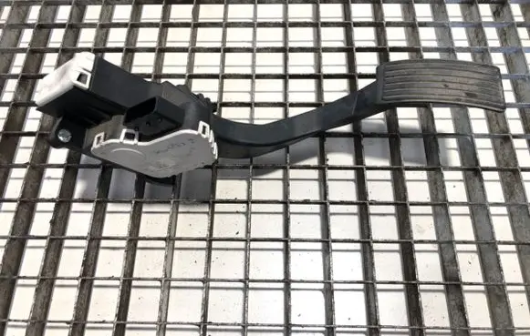 Accelerator throttle pedal