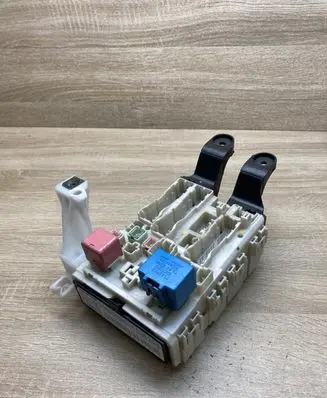Toyota Avensis T270 Fuse module 8273005170C