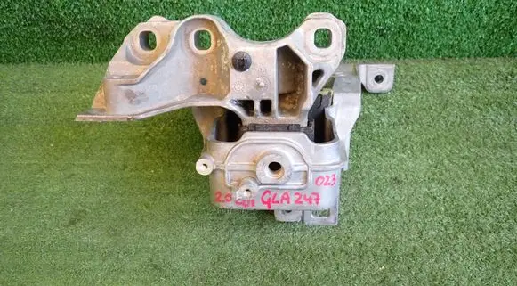 Mercedes-Benz GLA H247 Engine mount bracket A2472402000