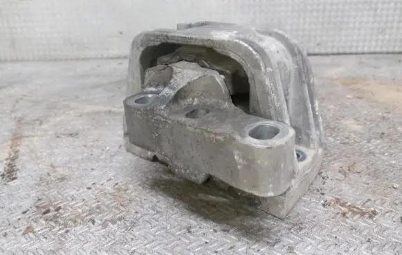Volkswagen Touran I Engine mount bracket 1K0199262
