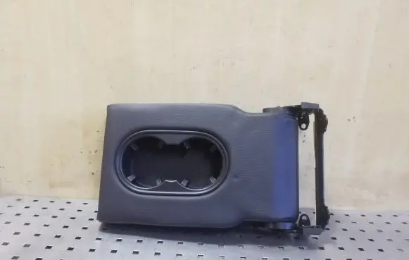Volkswagen Touareg II Rear seat armrest 7P6885081L