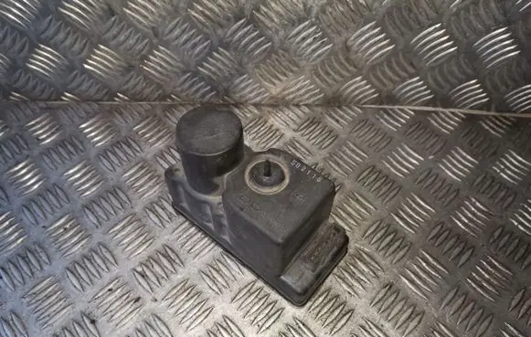 Audi 80 90 B3 Central locking vacuum pump 443862257H