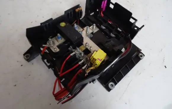 Volkswagen Touareg I Fuse module 7L0937548